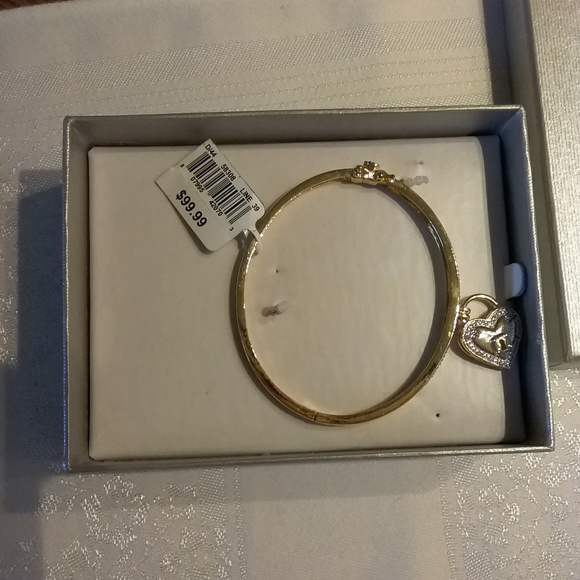 Beautiful Gold over brass Bracelet Diamond accent - Picture 3 of 8